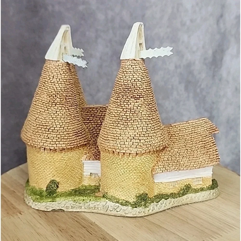 David Winter Triple Oast House by John Hine 1981 Figurine‎ Cottages